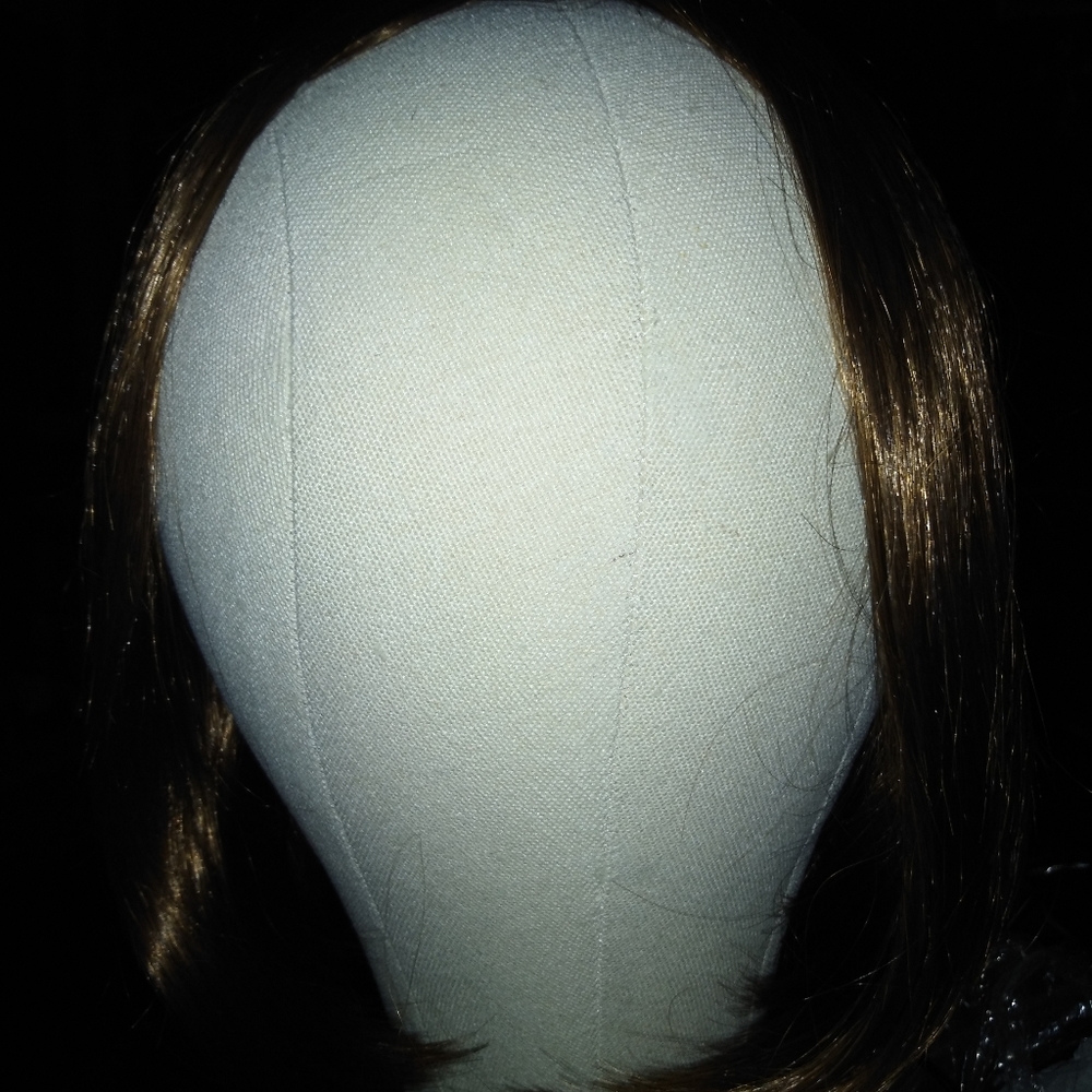 Short brown wig - Picture 3 of 4